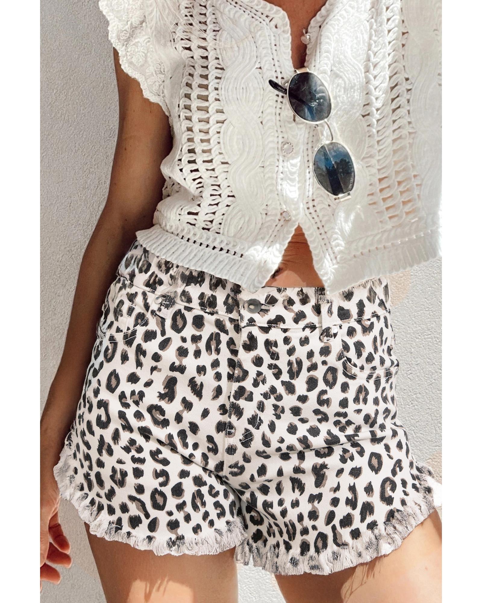 V539-AZEXDC7831859-P120-4-202506150915-00 White Leopard Frayed Hem Denim Shorts - 4 US - Image 1