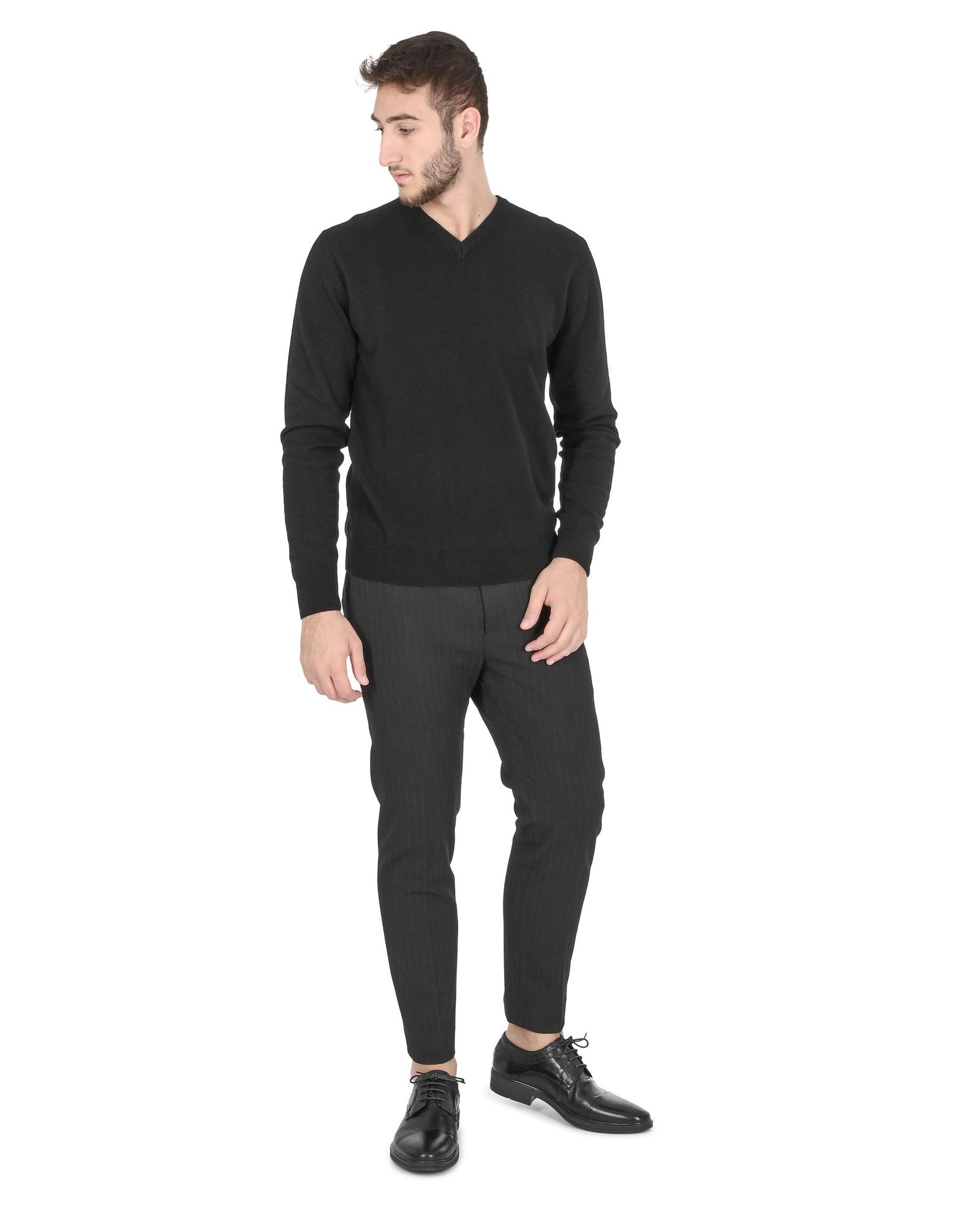V539-BTB107338-168761-00 Crown of Edinburgh Cashmere Men's Refined Cashmere V-Neck Sweater in Black - 2XL - Image 1