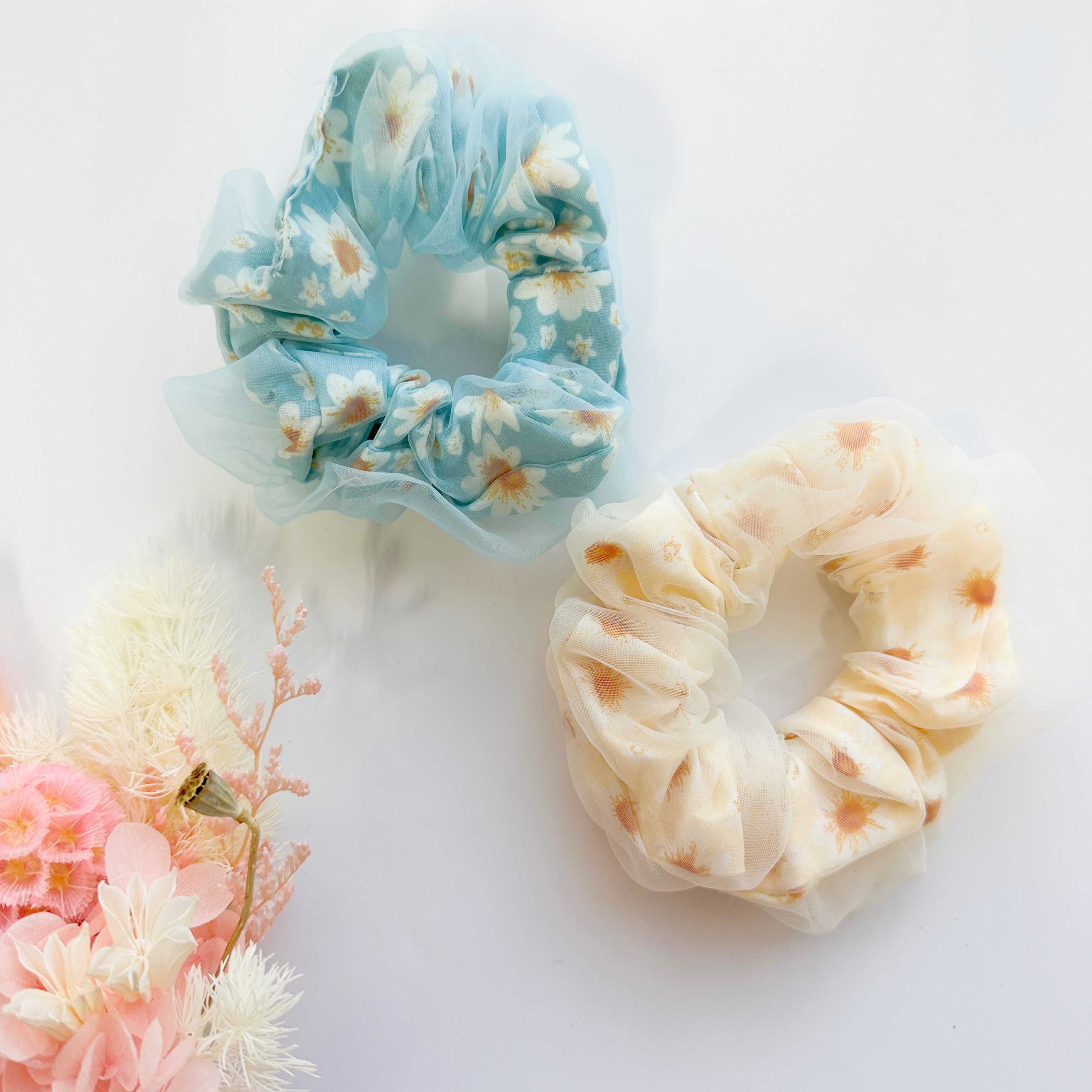 V659-SCRUNCHIE-2P-DAISY-BLUE-L-161059-00 MANGO JELLY Daisy Scrunchies 2P - Blue - Image 1