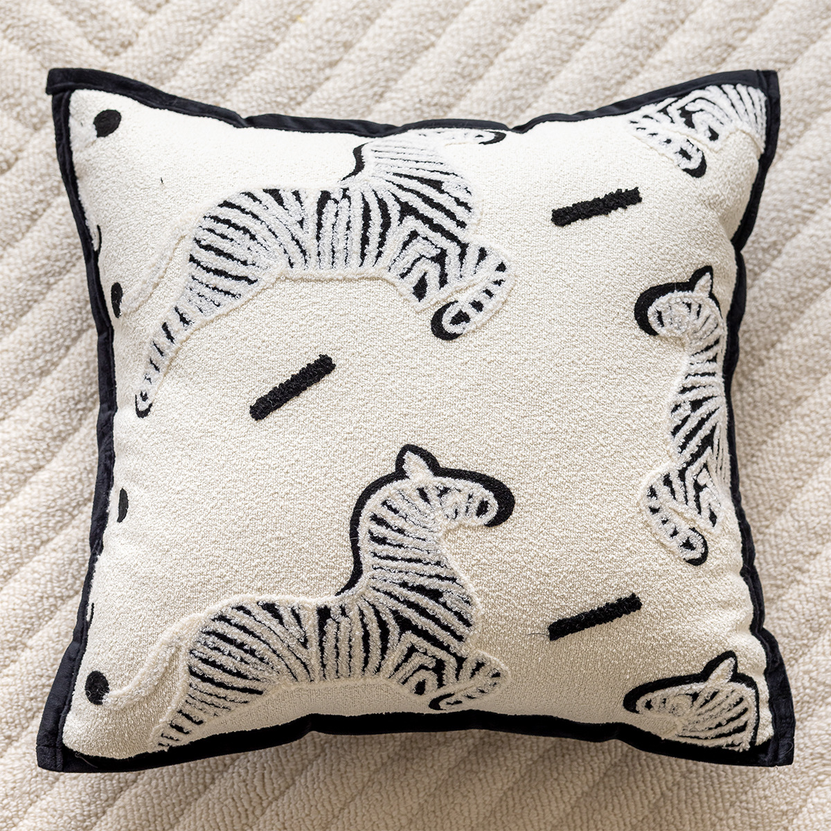 V888-ELOSUNG19121-226705-00 White Horse 45x45cm Decorative Zebra-Pattern Pillow Cover with Non-Woven Insert - Image 1