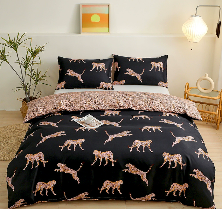 V888-ELOSUNG20310-225799-00 Black leopard print Three-Piece Bedding Set - Comfortable Polyester with Adjustable Corner Straps (Quilt Cover 230*230CM + Pillowcase 51*76CM*2) - Image 1