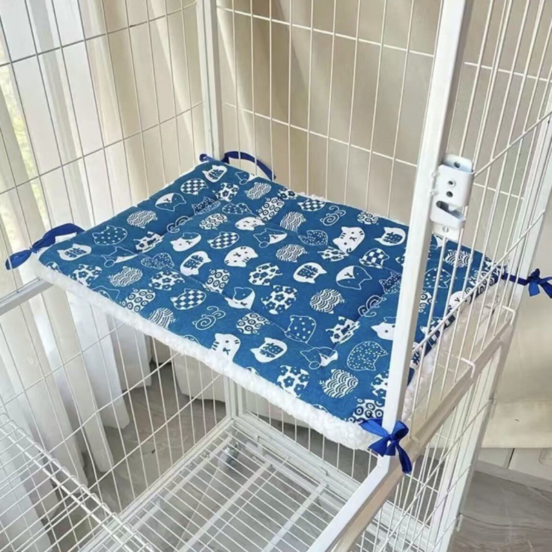 V888-ELOSUNG22823-202504031732-00 Tie-On Cat Cage Platform Pad - white cat pattern on Blue background (30x50cm) - Image 1