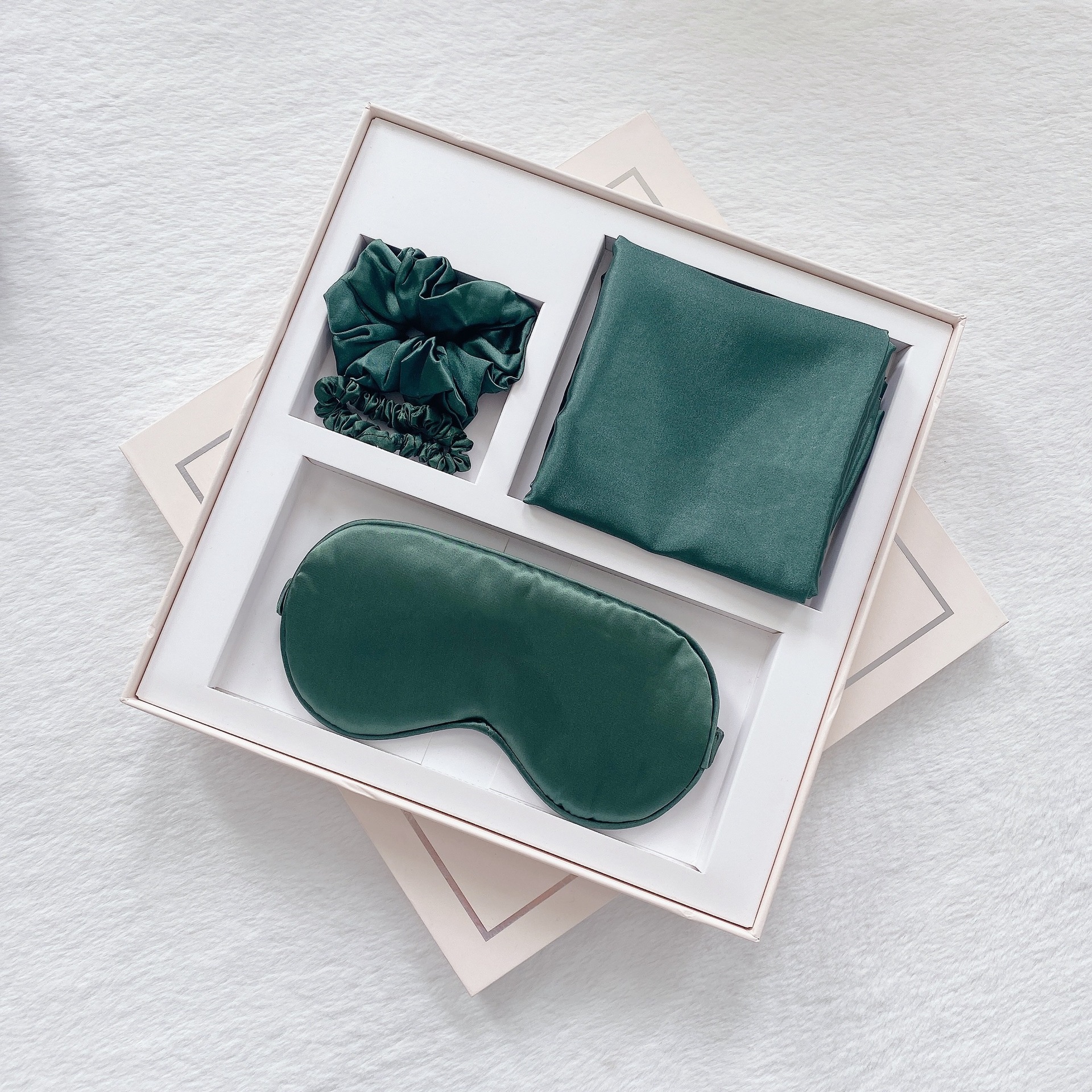 V888-ELOSUNG25538-202504281336-00 Luxury Satin Sleep Mask Gift Set,4-Piece with Pillowcase and Hair Accessories(Dark green) - Image 1