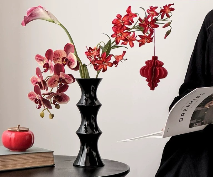 V888-ELOSUNG26224-202504211252-00 Glossy Black Ceramic Vase - Unique Bamboo-Look Design (25.5x9x7cm) - Image 1