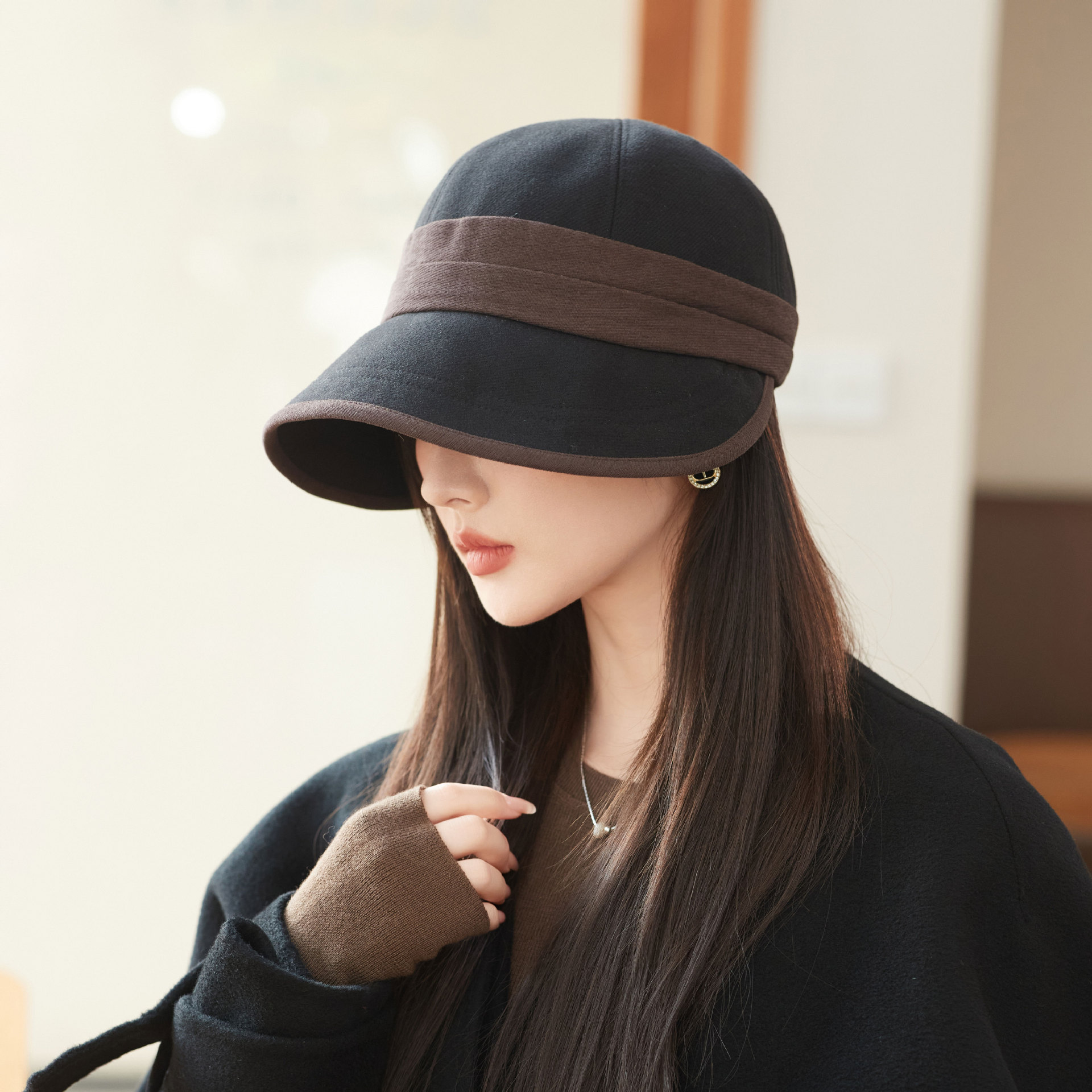 V888-ELOSUNG27468-202505131706-00 Black Elegant Warm Bucket Hat - Minimalist Color Block Design, Face-Slimming Style for Autumn & Winter - Image 1