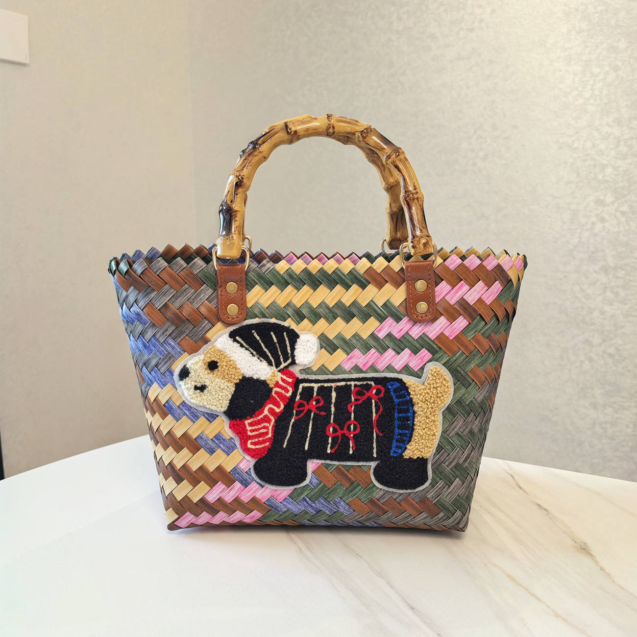 V888-ELOSUNG33278-202506190715-00 Black-coated Dog Vintage Striped Dachshund Woven Tote Bag - Stylish Hand-Carry Beach Bag for Women - Image 1